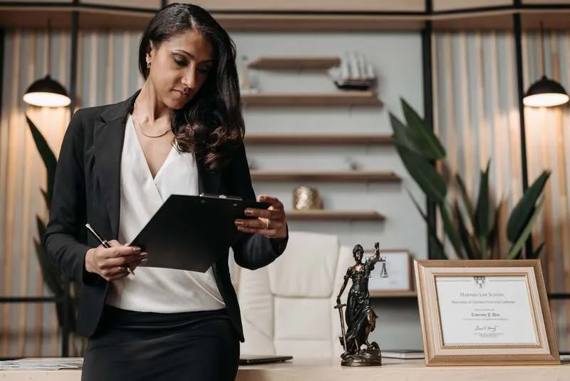 Un contrat client annoté sur un bureau, avec surligneur et tableau des clauses à risque.